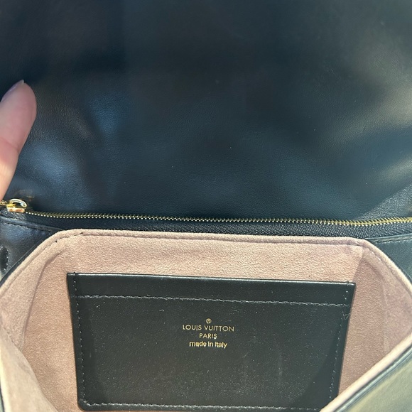 ✅ SOLD LOUIS VUITTON Pochette coussin in Black Gold hardware - Picture 9 of 11